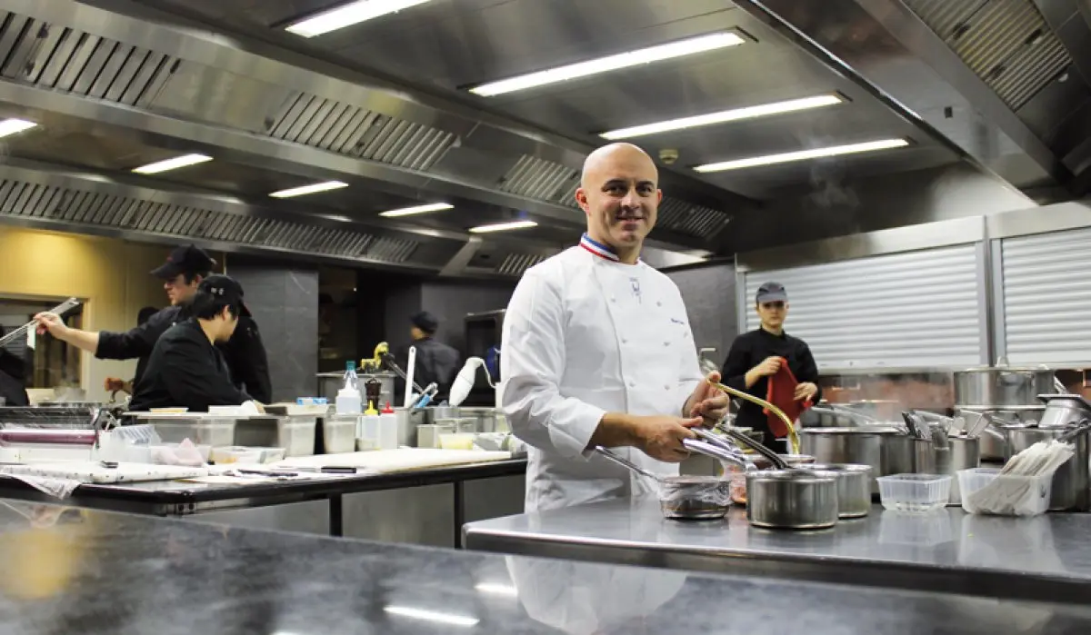 Olivier Nasti, aux fourneaux de son restaurant gastronomique Le Chambard, à Kaysersberg