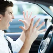 Les 10 trucs qu'on fait dans sa voiture quand on est coincé dans un bouchon sur l'A36