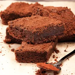 On recycle les restes de chocolats de Pâques dans un gâteau !