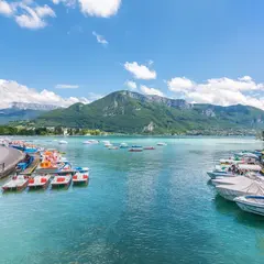 On se croirait parfois au Canada ou dans les Caraïbes : voici les 15 plus beaux lacs de France