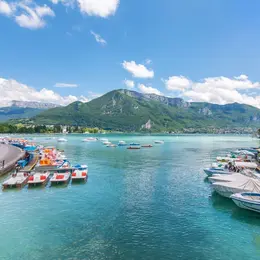 On se croirait parfois au Canada ou dans les Caraïbes : voici les 15 plus beaux lacs de France