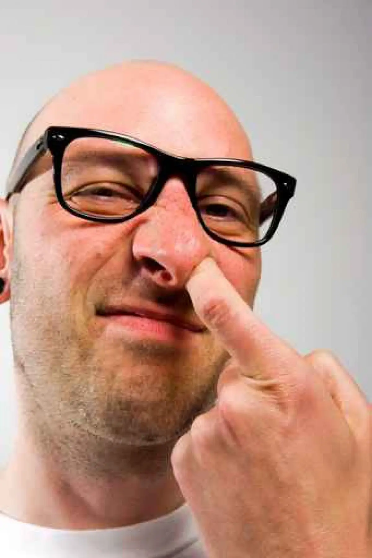 On se cure joyeusement le nez.