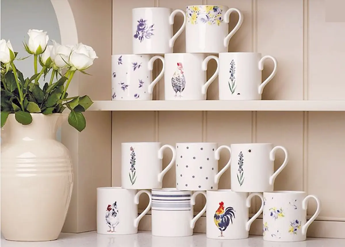 On (sur) expose sa vaisselle