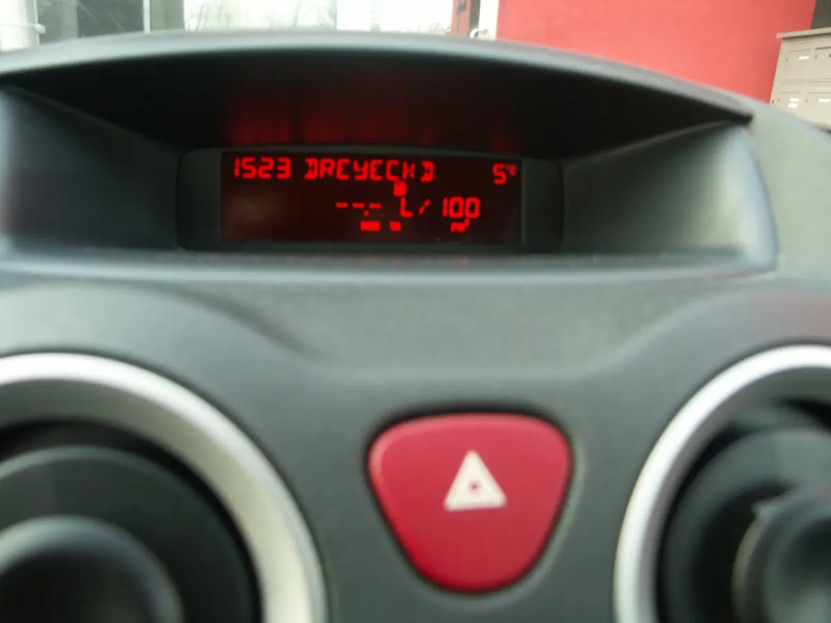 On zappe frénétiquement sur les stations de radio.