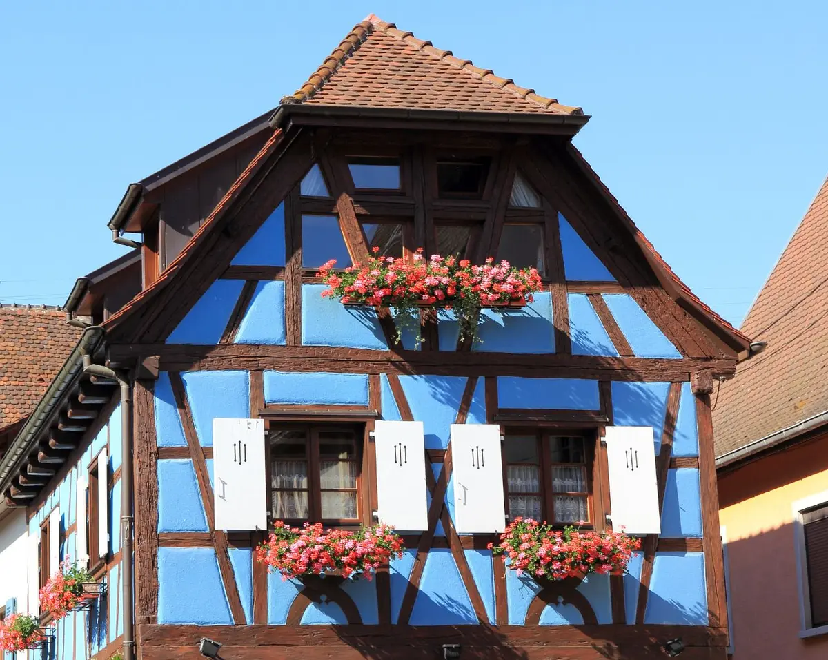 Le charme des maisons alsaciennes avec leurs géraniums