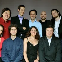 La promotion 2009/2010 de l'Opéra Studio, avec son directeur artistique Vincent Monteil DR