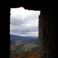 En contrebas, on peut apercevoir le château de Ramstein DR