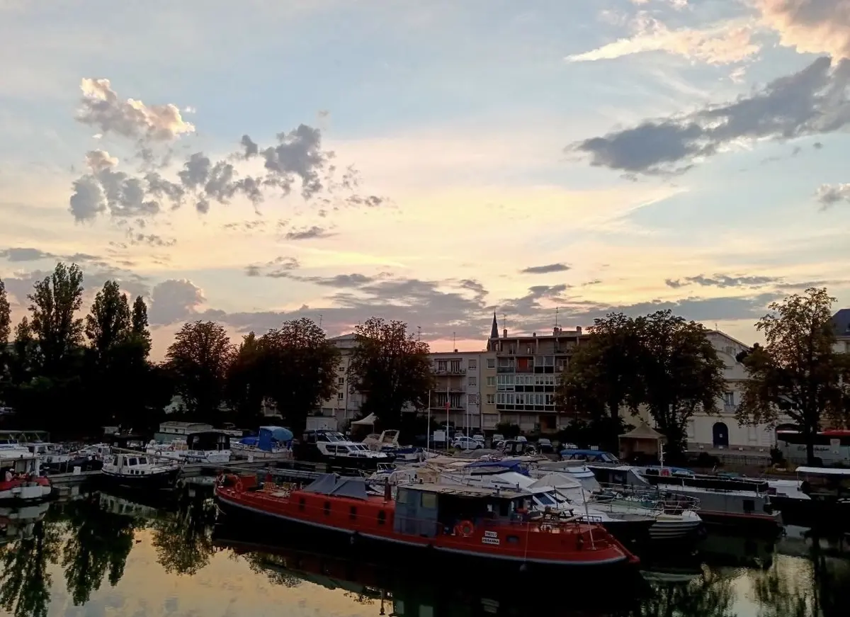 Run au bord de l'eau en ville