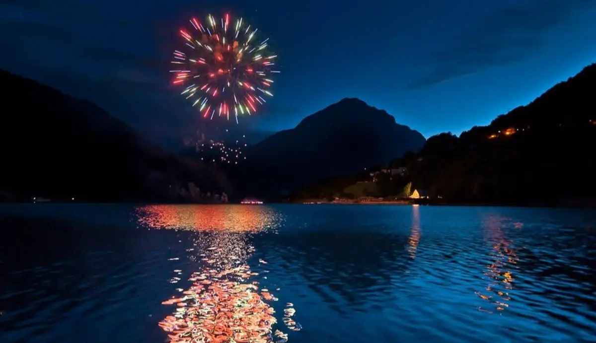 Le feu d'artifice sur le Lac du Verney &agrave; ALLEMOND (Is&egrave;re)