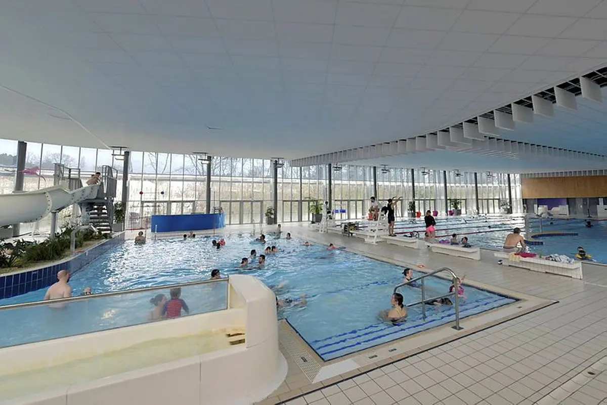 Piscine du Petit Port &agrave; Nantes, et son toboggan g&eacute;ant.