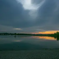 Le plan d'eau de Reiningue à la tombée du jour  &copy; Adobe Stock 
