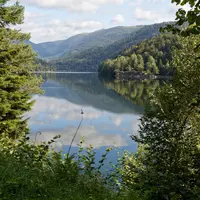 Au lac de Kruth Wildenstein, on peut lézarder sur la plage, jouer dans l'eau ou louer des pédalos !  &copy; Adobe Stock 