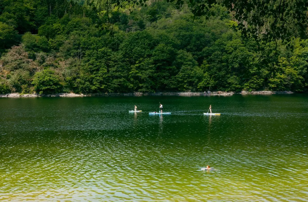 Où se baigner en eau douce dans le Var ? Lacs, rivières et coins fraîcheur pour l’été