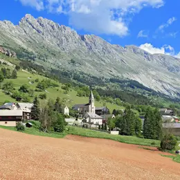 Oubliez les destinations habituelles : les 10 villes et stations qui explosent cet été en France
