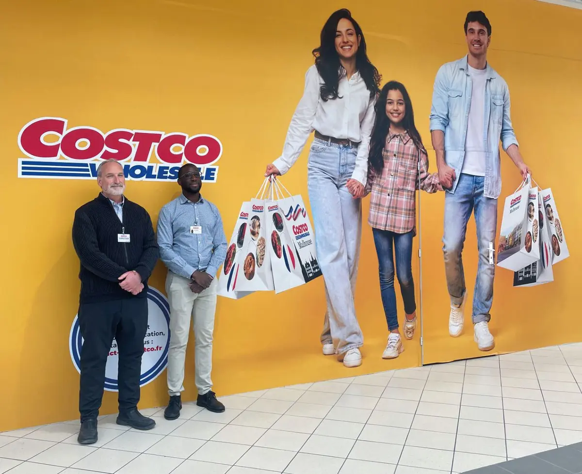 Christian Schweizer, directeur général et Elpidio Olympio, responsable merchandising côte à côte.