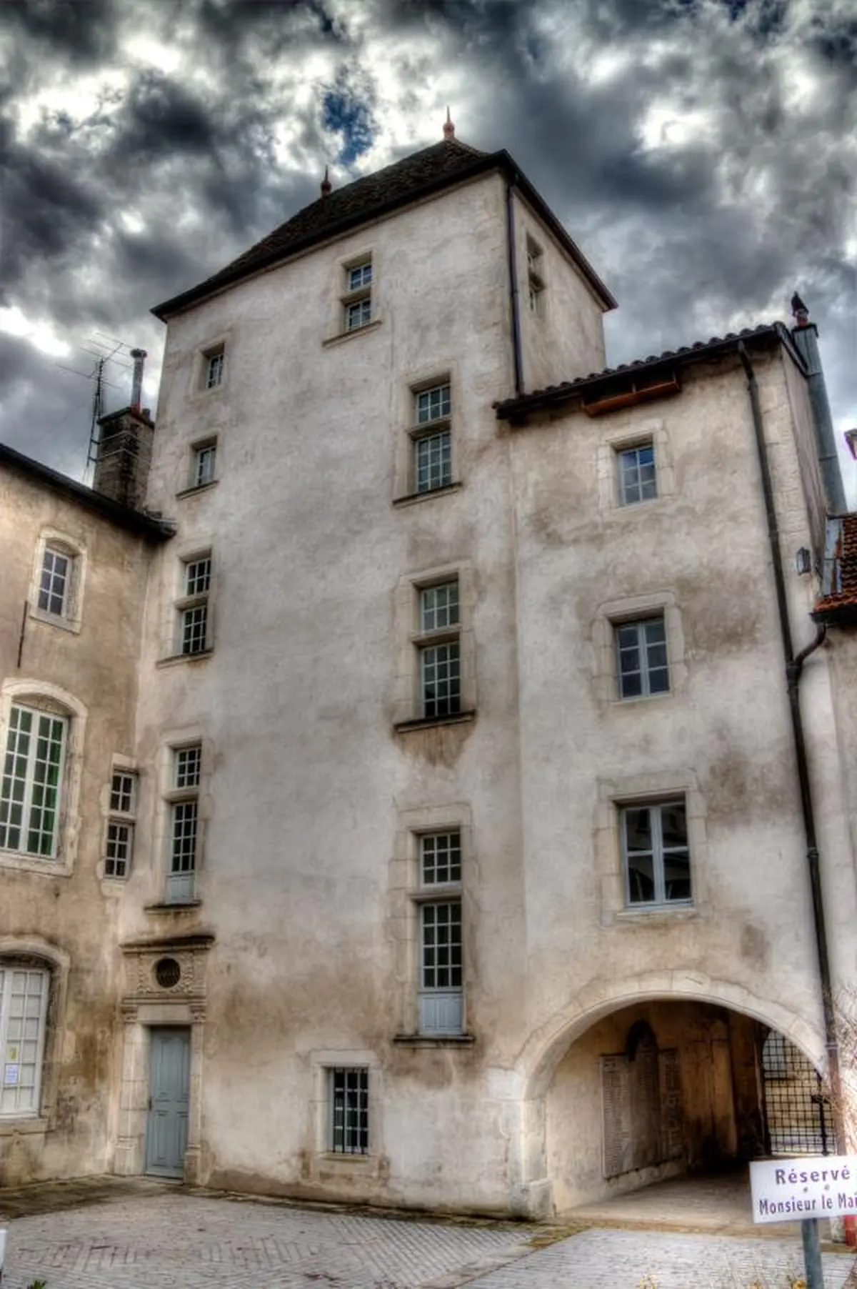 Ouverture de l'escalier Renaissance et des caves de l'hôtel de Houdreville