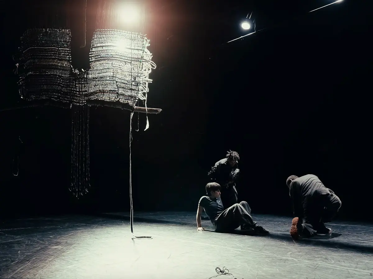 Ouverture de résidence Bound by promises...