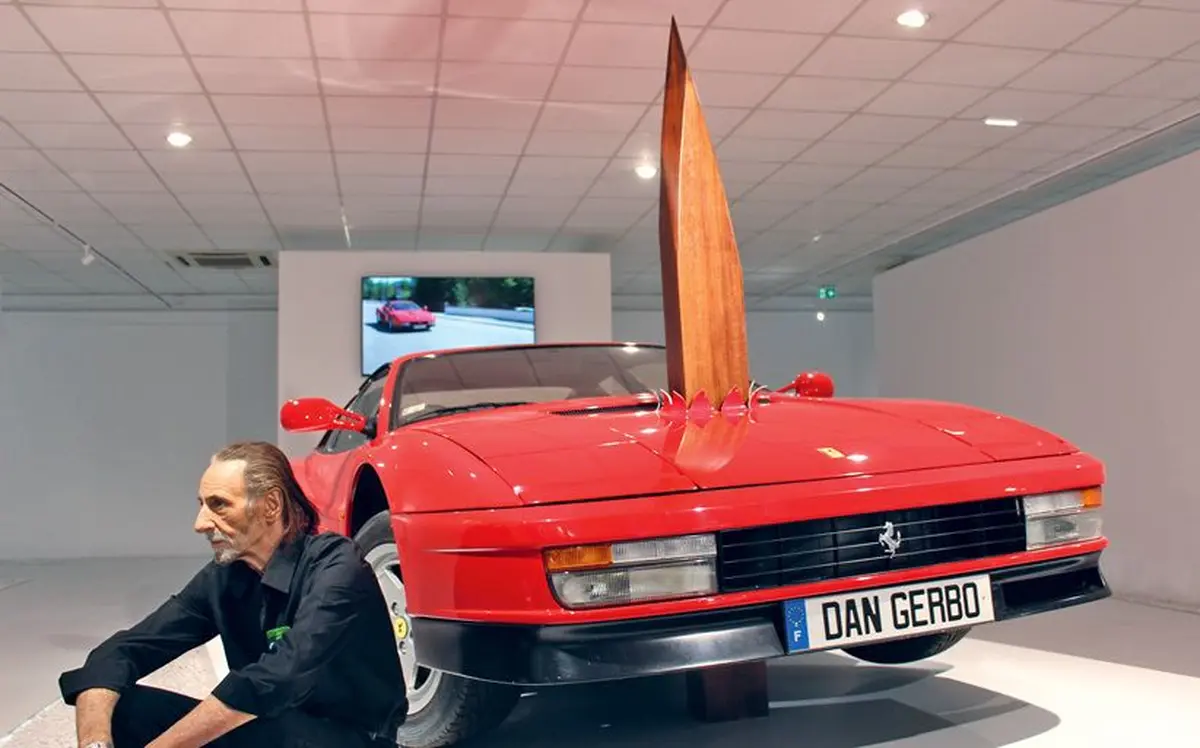 Dan Gerbo, devant sa belle Ferrari... désormais ruinée !