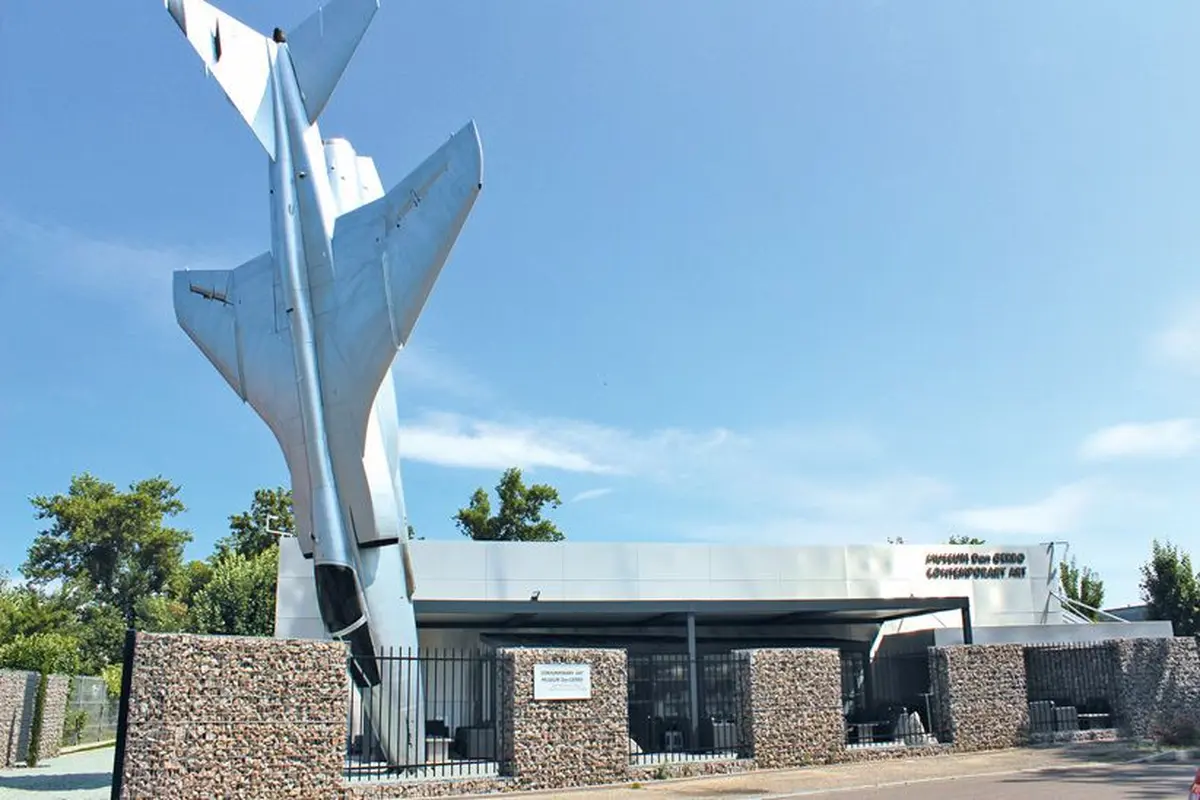 L'entrée du musée et son véritable avion de chasse planté dans le sol