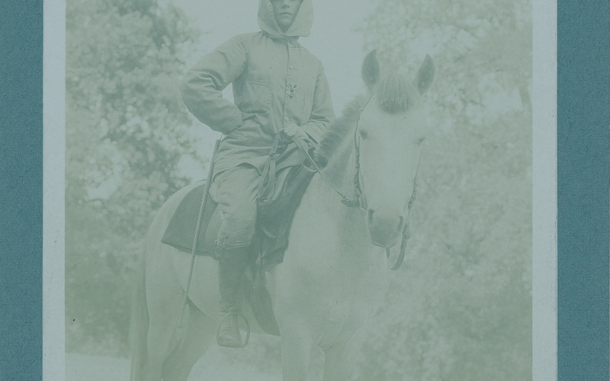 Joseph-Charles Mardrus, portrait photographique de Lucie Delarue-Mardrus, à cheval, 1904 Fondation Catherine Gide, PH-21-123 CC BY-SA 4.0 - image colorisée.