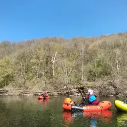 Packrafting en eau vive encadré dans les gorges du Lot à la journée