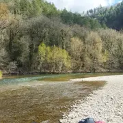 Packrafting en eau vive encadré dans les gorges du Lot à la journée
