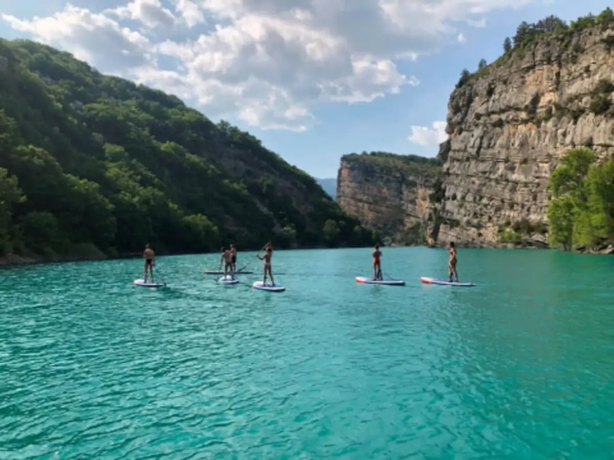 Paddle jump sur le lac de Castillon dans le  Verdon