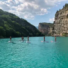 Paddle jump sur le lac de Castillon dans le  Verdon