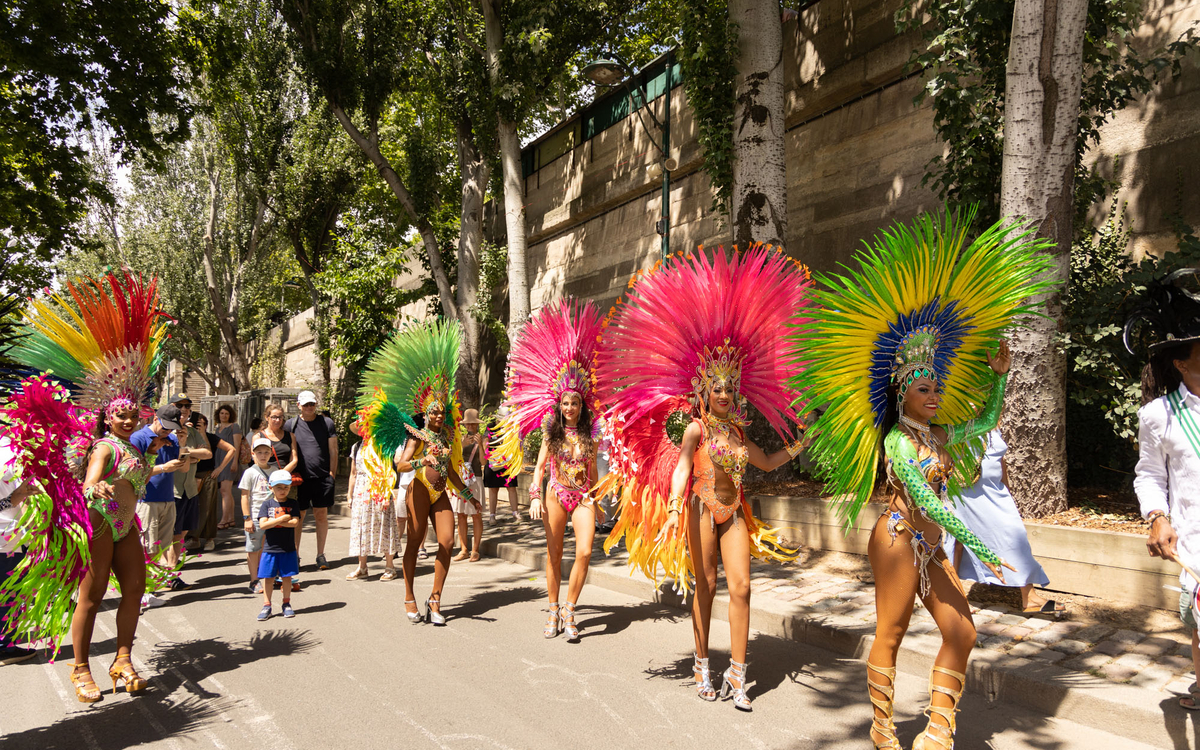 Des danseuses brésiliennes défilent sur les quais de Seine, Paris Plages 2025.