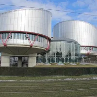 On peut apercevoir le Palais simplement grâce au Tram  DR