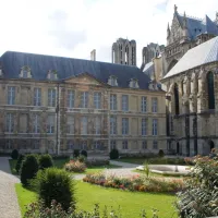 Palais du Tau et Cathédrale &copy; Ludovic Péron, CC BY-SA 3.0, via Wikimedia Commons