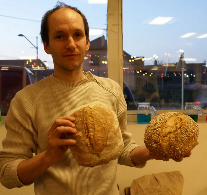 Hazaël Bonhert, boulanger bio, vend ses pains aux Sheds de Kingersheim