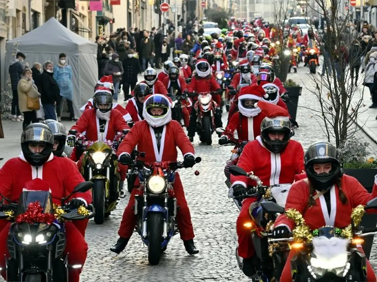 Parade des Pères Noël à moto