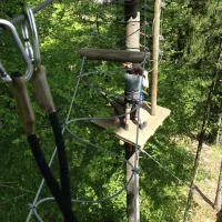 Prêt(e) à grimper dans les arbres au Parc Arbre Aventure ? &copy; Facebook.com/ParcArbreAventureKruth/