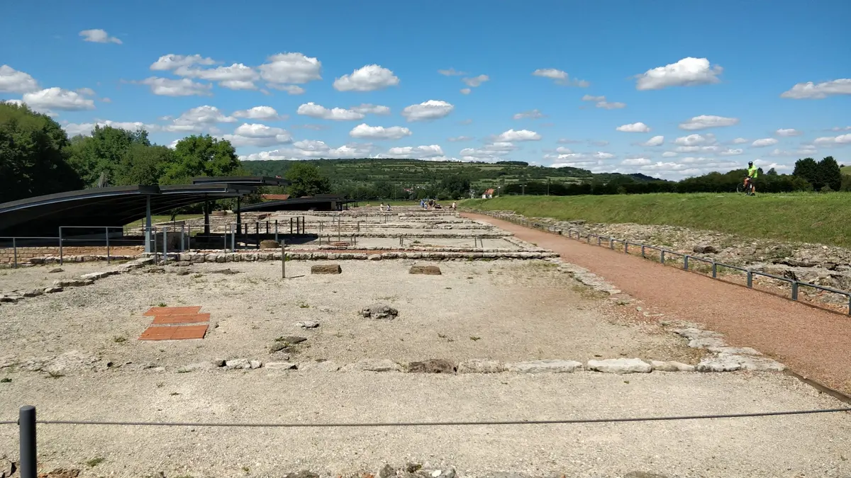 Les fondations exhumées des anciennes constructions romaines