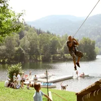 Un parc d'acrobranches  dans la base de loisirs nautiques du Lac de Kruth-Wildenstein DR