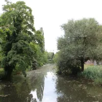 Le bassin des anciennes douves autour de la citadelle &copy; JDS