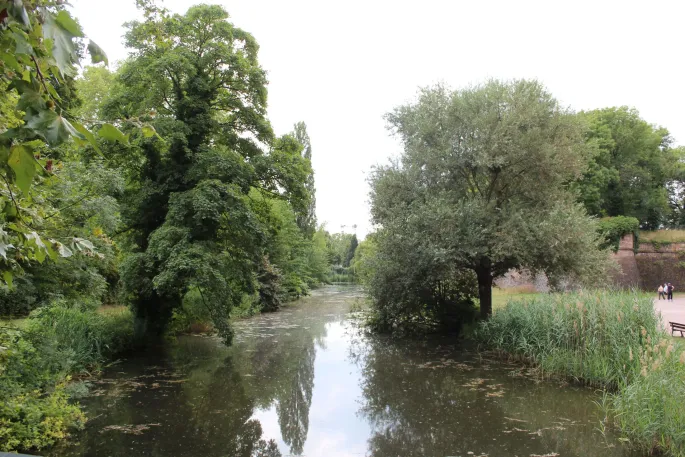 Le bassin des anciennes douves autour de la citadelle