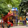 De la verdure, plein de jeux... voilà un lieu qui va rendre heureux enfants et parents !