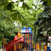 De la verdure, plein de jeux... voilà un lieu qui va rendre heureux enfants et parents&nbsp;! &copy; Alex Smith - fotolia.com