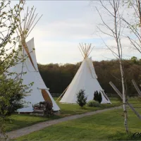 Pour une nuit dans un cadre insolite, testez les tipis du Parc Nature de Cheval&nbsp;! DR