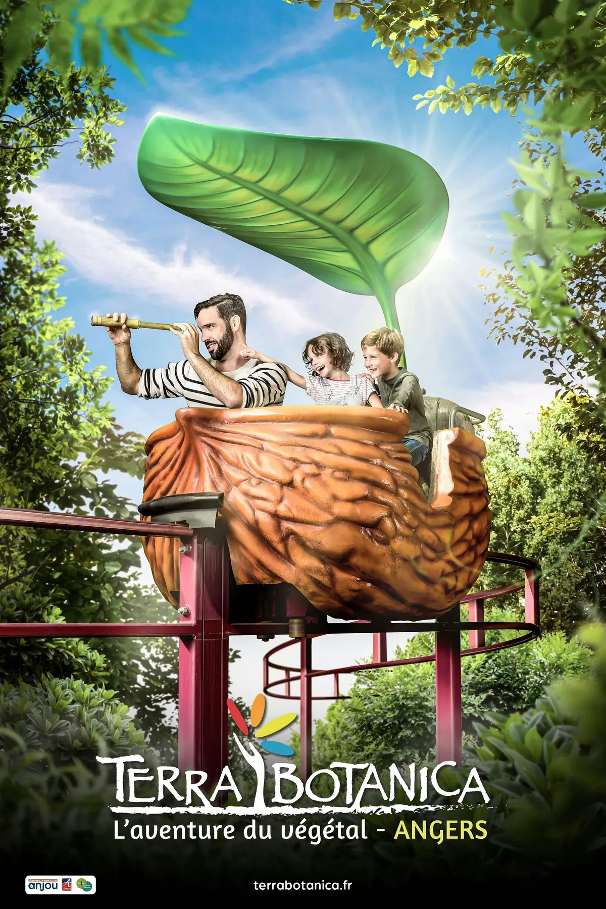 Un homme et deux enfants conduisent un chariot en forme de noix sur une piste recouverte de feuilles. L'homme regarde à travers des jumelles tandis que les enfants sourient.