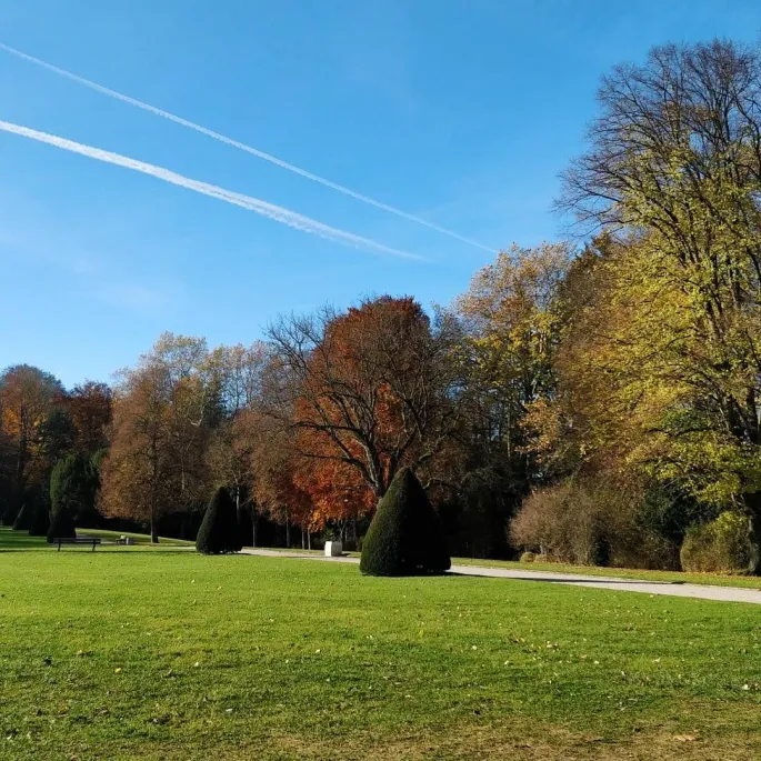 Un parc en pente douce et à la pelouse bien homogène