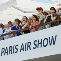 Le public fasciné par les présentations en vol du Paris Air Show DR
