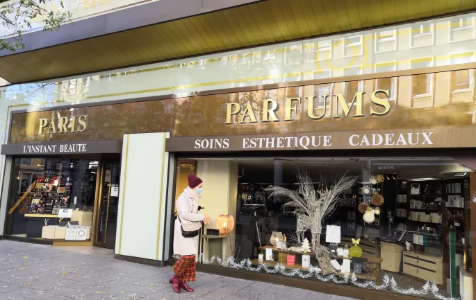 La vitrine de la boutique Paris Parfum située rue du Sauvage à Mulhouse