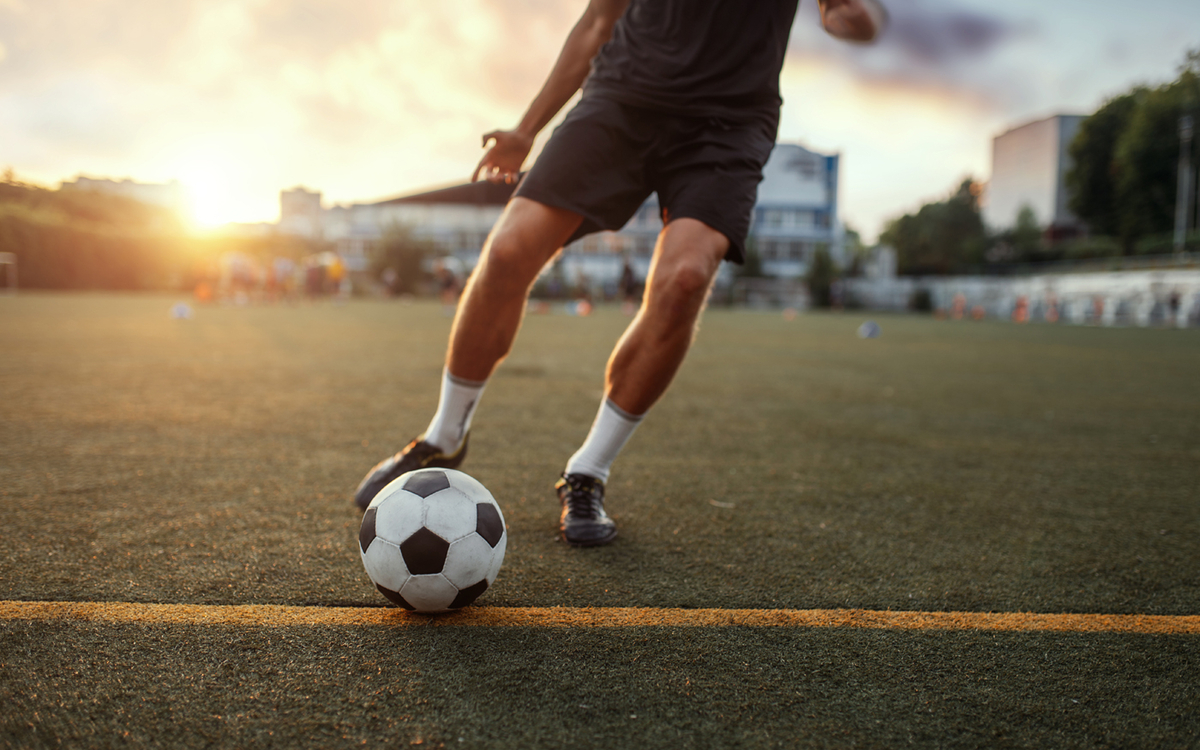 Personne jouant au football.