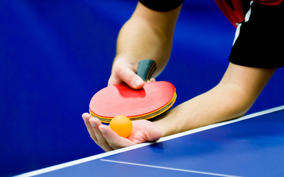 Joueur de tennis de table.