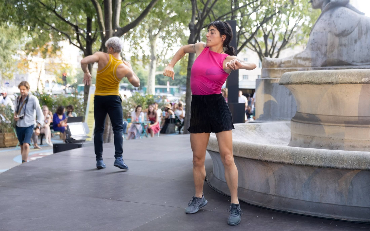 Spectacle de danse contemporaine sur la place du Châtelet, à l'occasion de la réouverture du Théâtre de la Ville Sarah Bernhardt