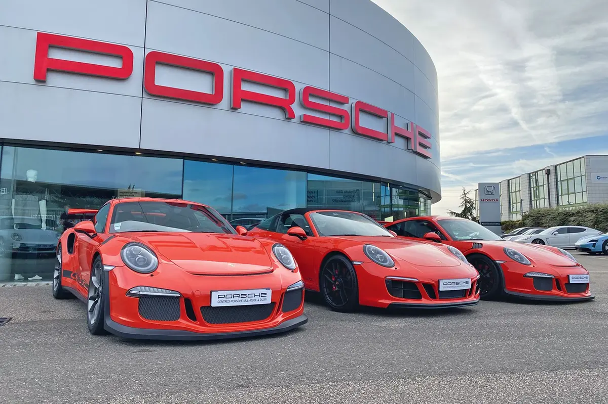 Une Porsche ne passe jamais inaperçue ! Alors trois...