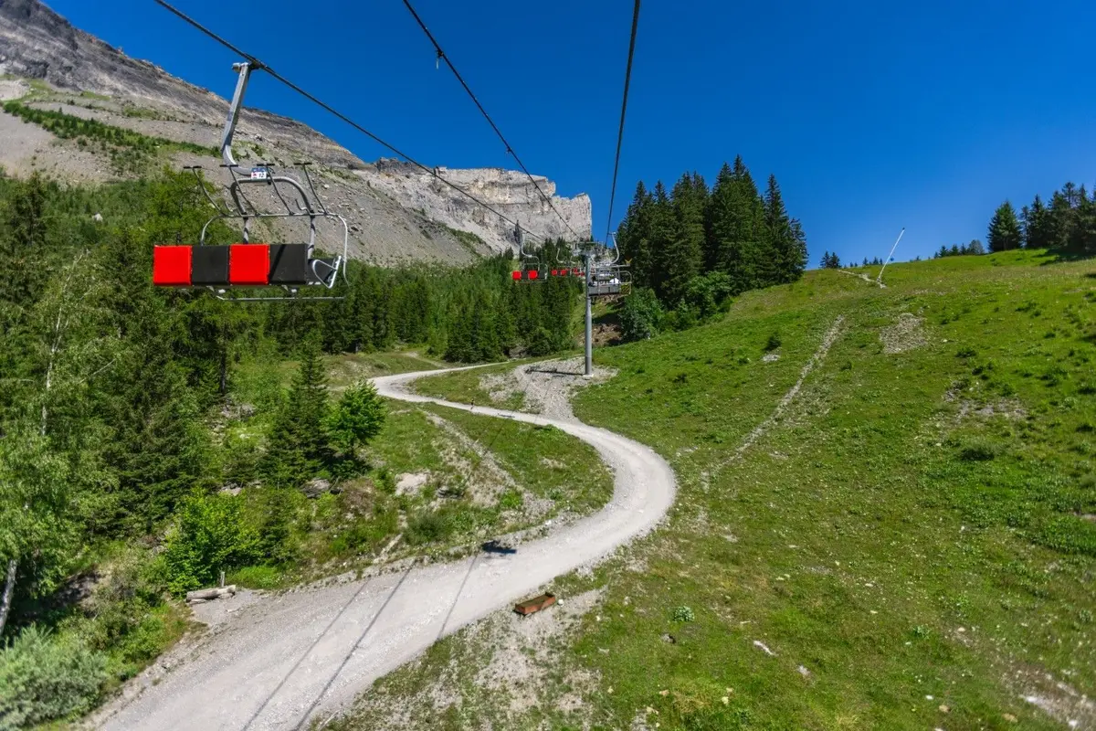Le télésiège vous emmène sur la Plaine-Joux